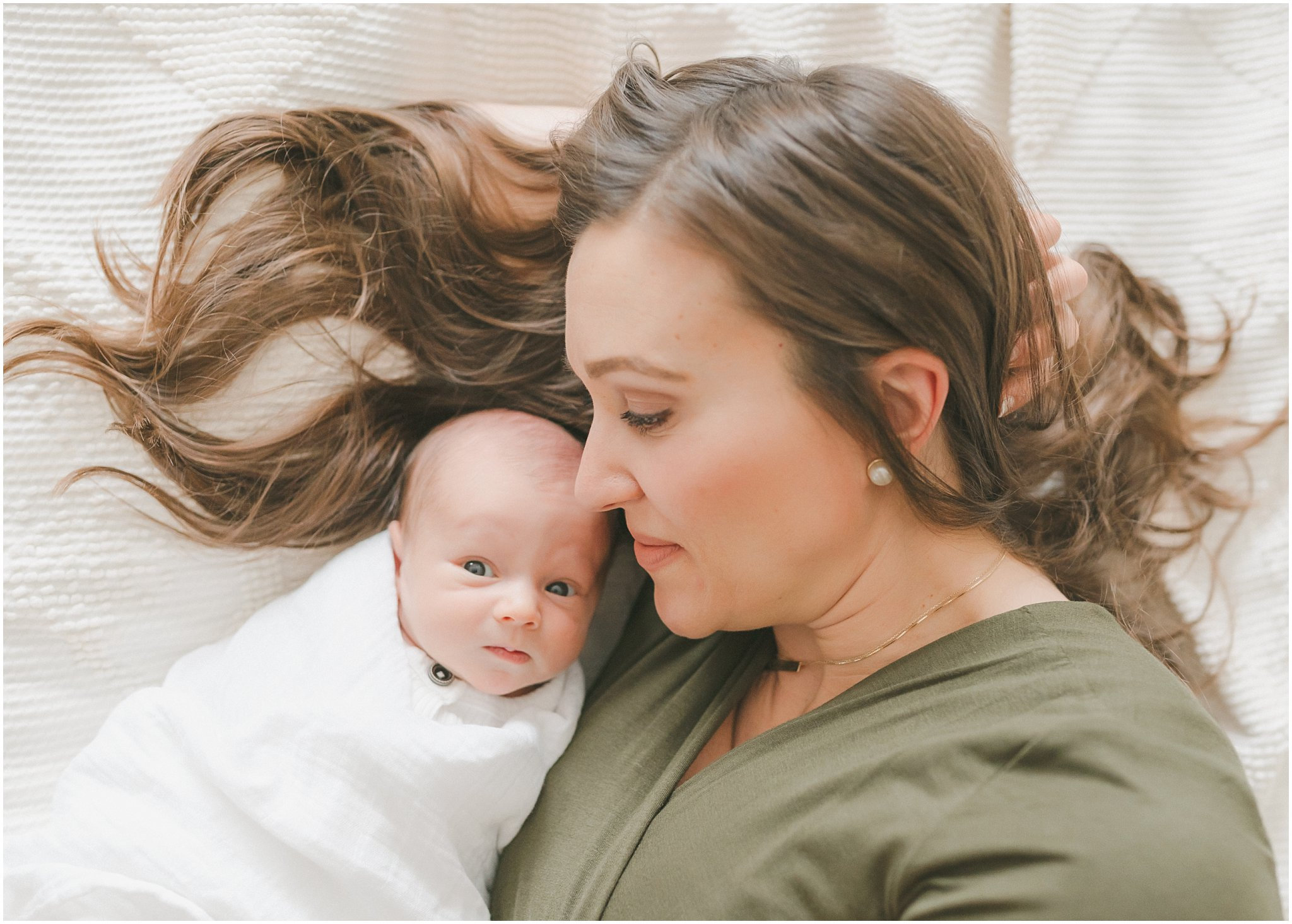 Say goodbye to frumpy and hello to flattering. This guide shares real mom-approved outfits that are postpartum-friendly and effortlessly put together.