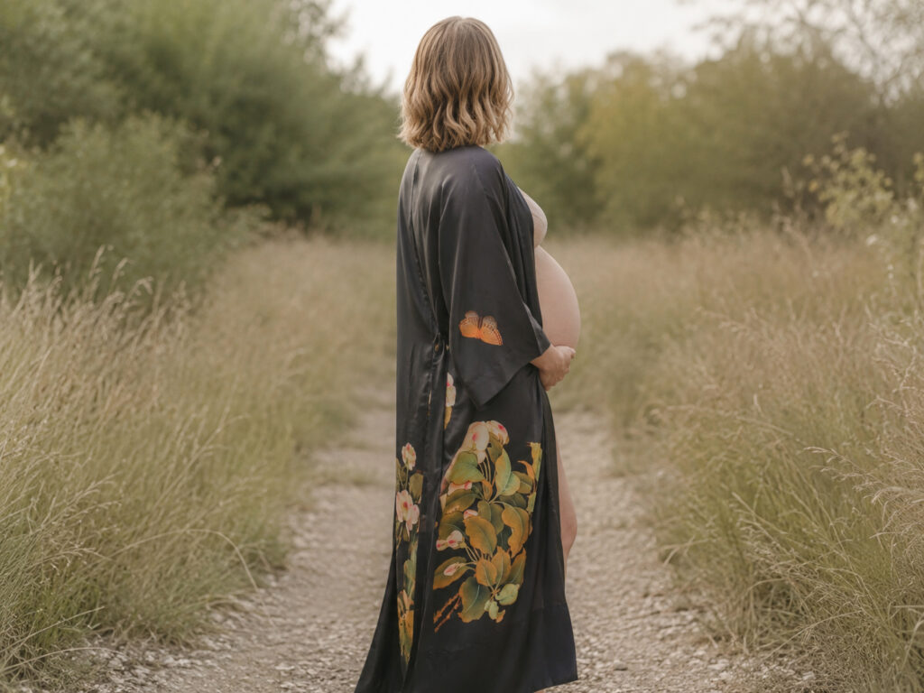 what to wear for summer maternity photos outdoors with a lightweight robe